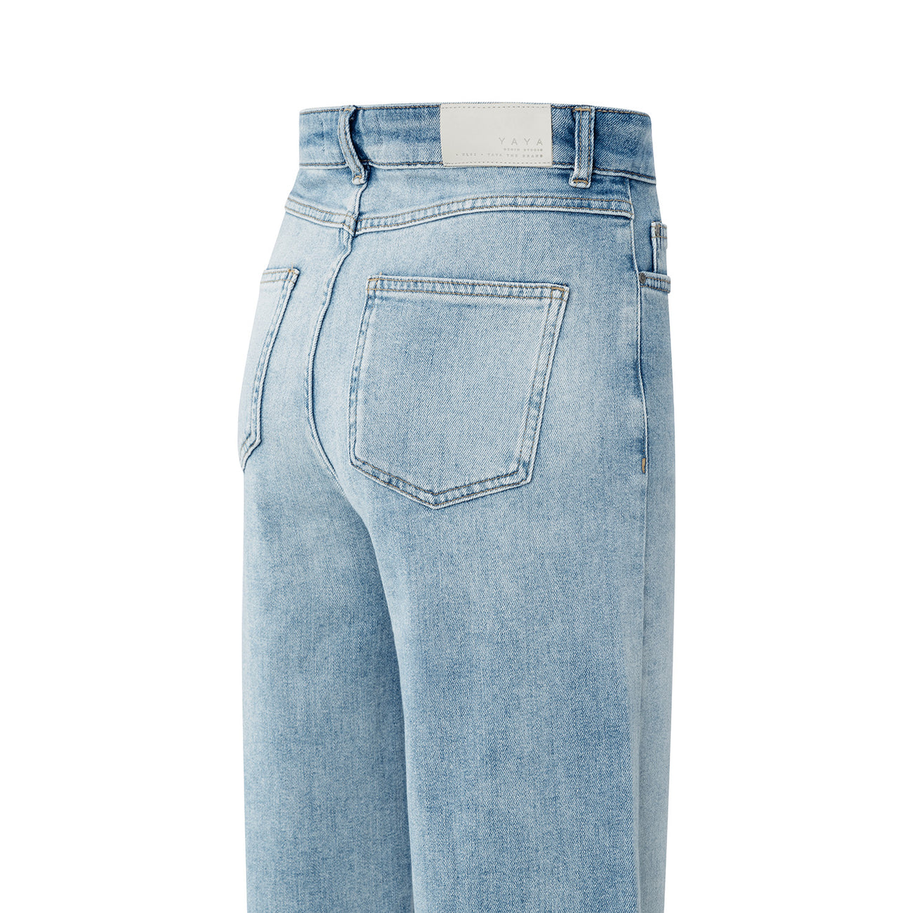 Loose-Fitting High-Waisted Jeans