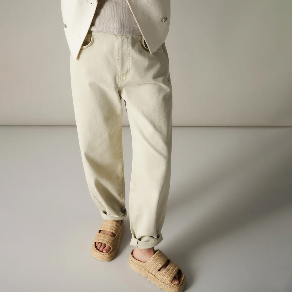 Barrel Jeans with Visible Seam Details