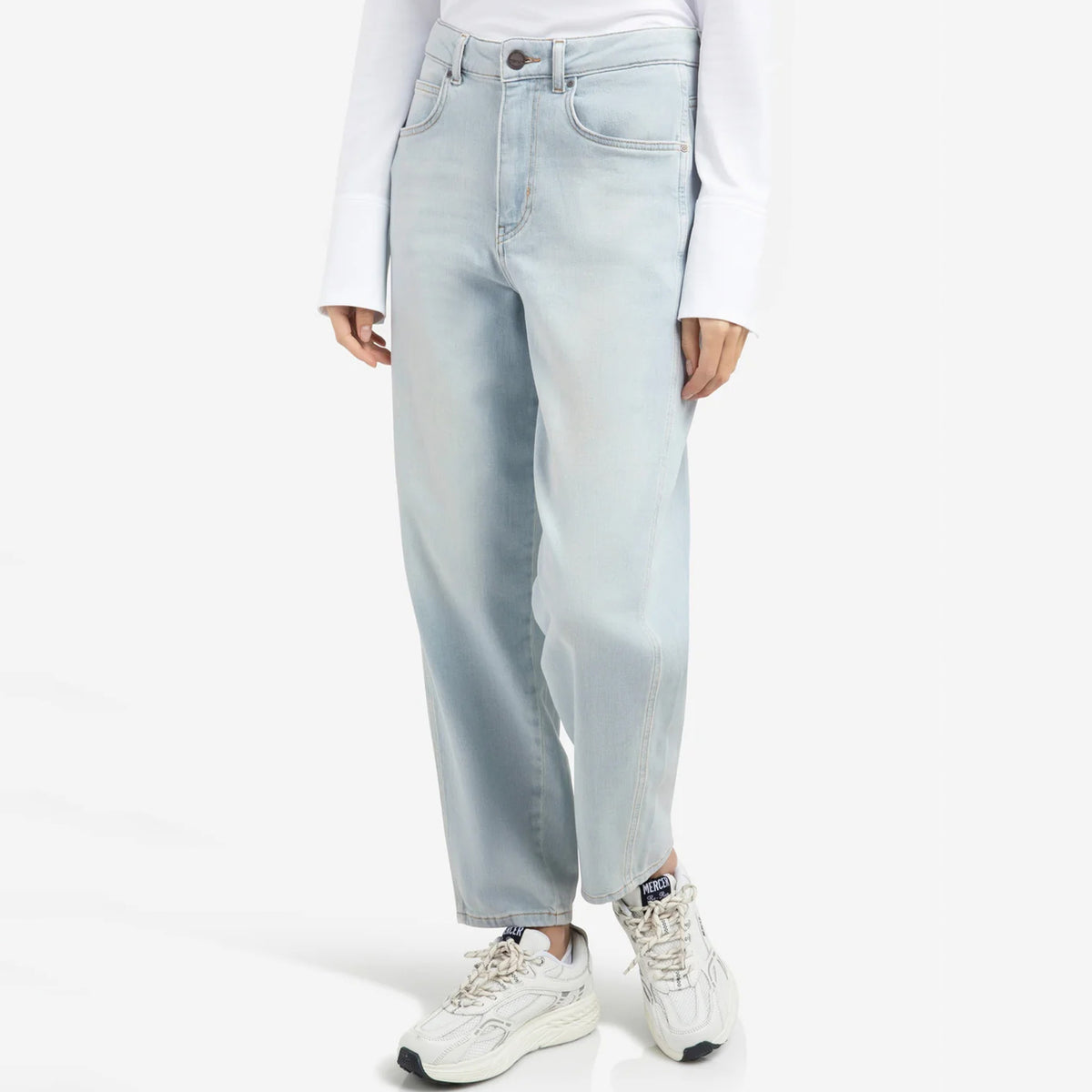 Barrel Jeans in Light Washed Denim