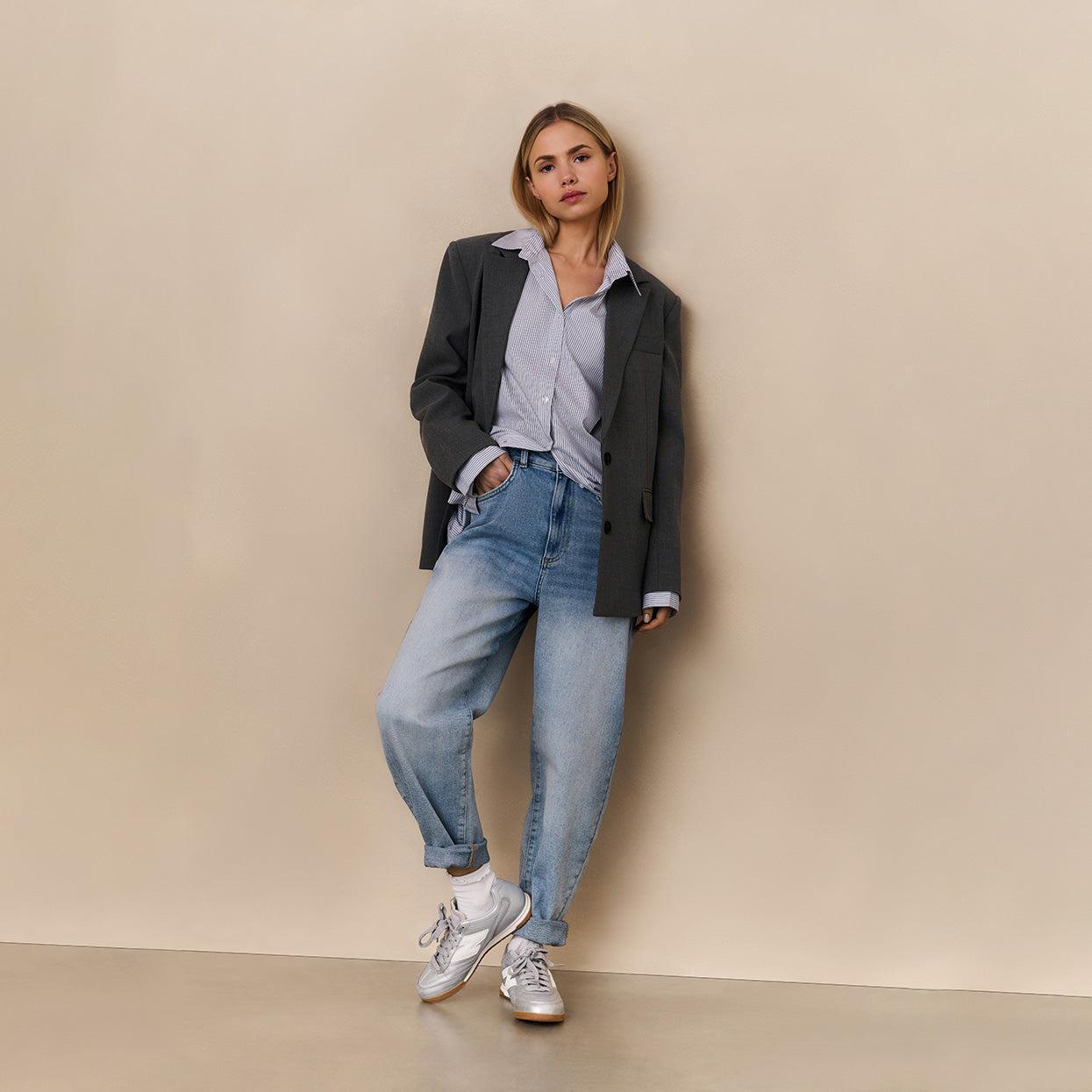 Loose-Fitting High-Waisted Jeans
