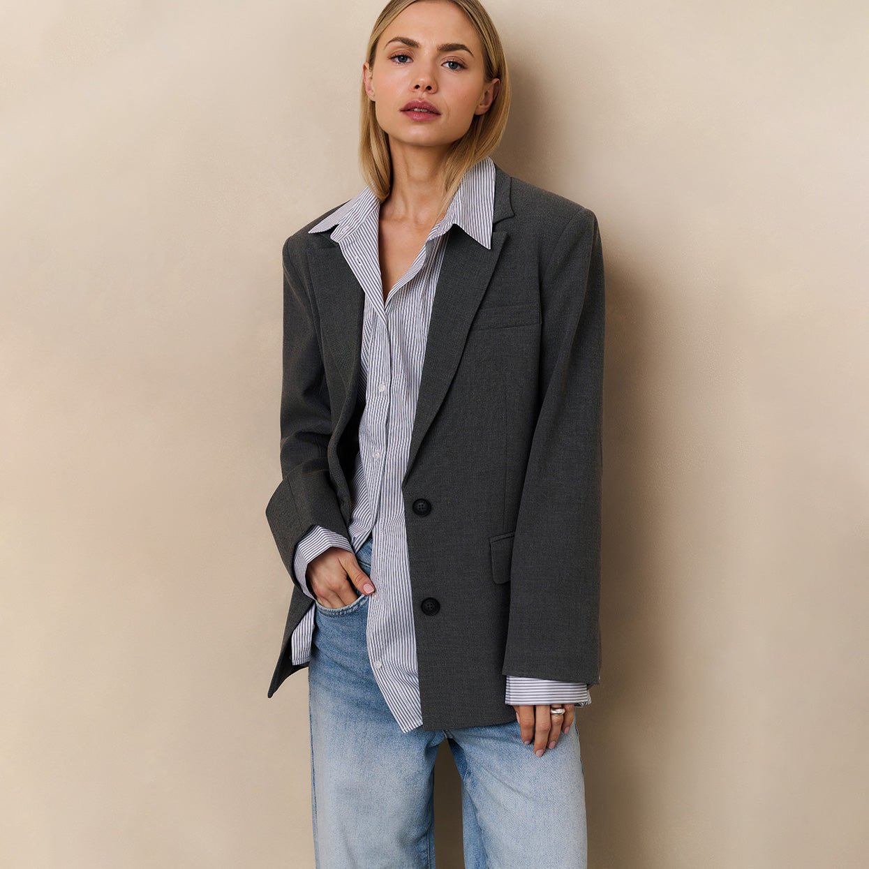 Loose-Fitting High-Waisted Jeans