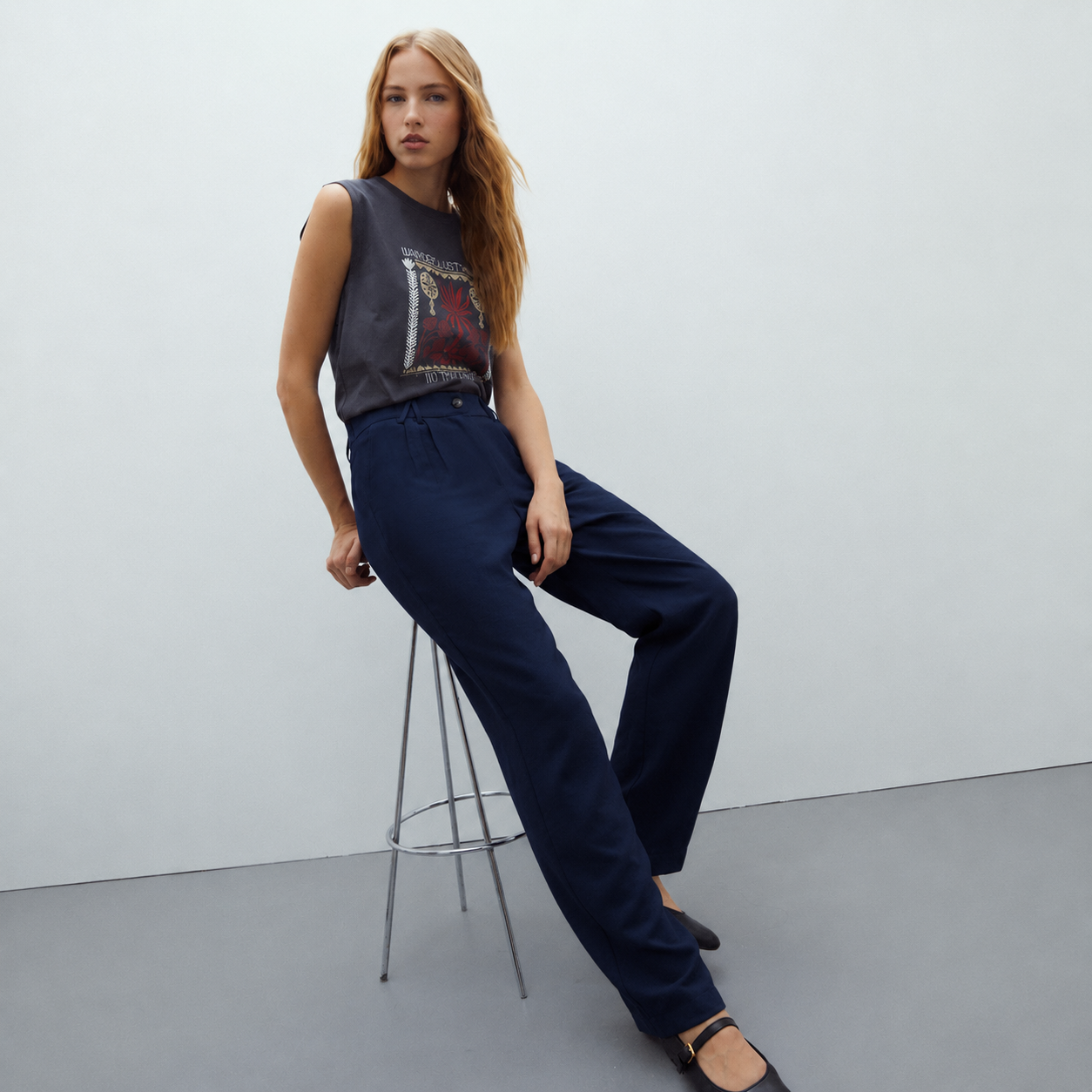 Straight-Leg Trousers with Pleats - Navy