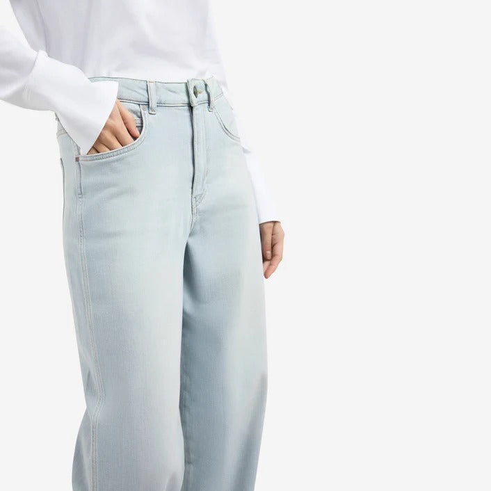 Barrel Jeans in Light Washed Denim