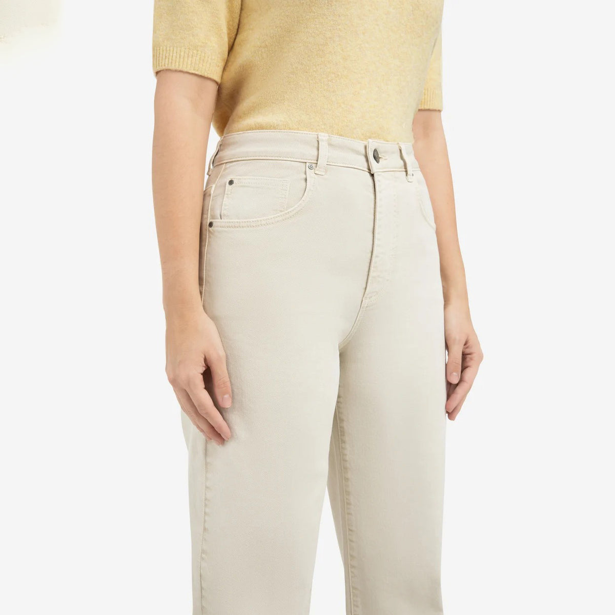Barrel Jeans with Visible Seam Details