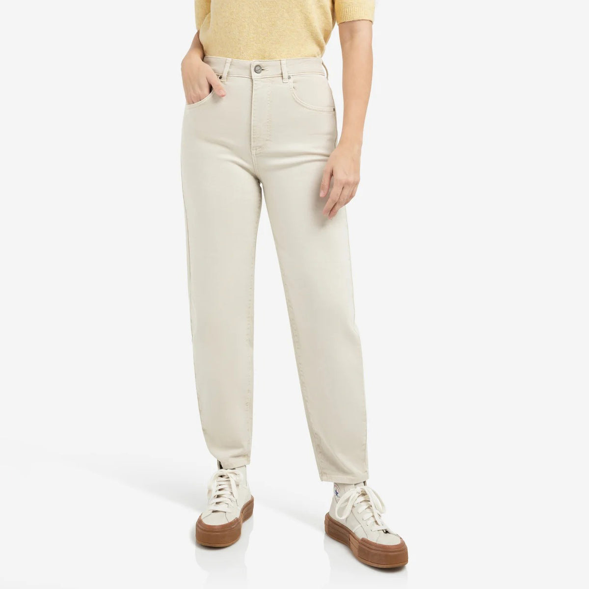 Barrel Jeans with Visible Seam Details