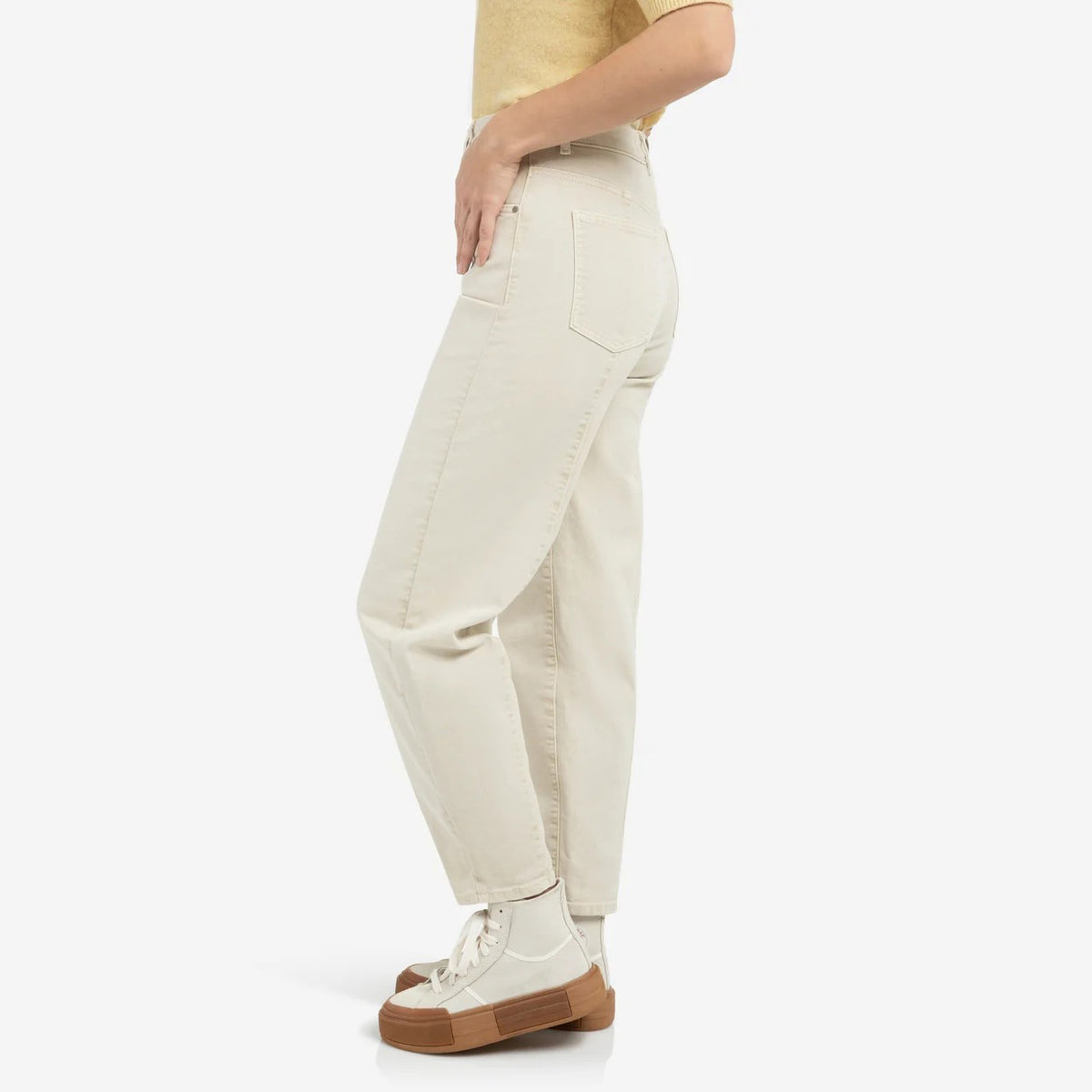 Barrel Jeans with Visible Seam Details