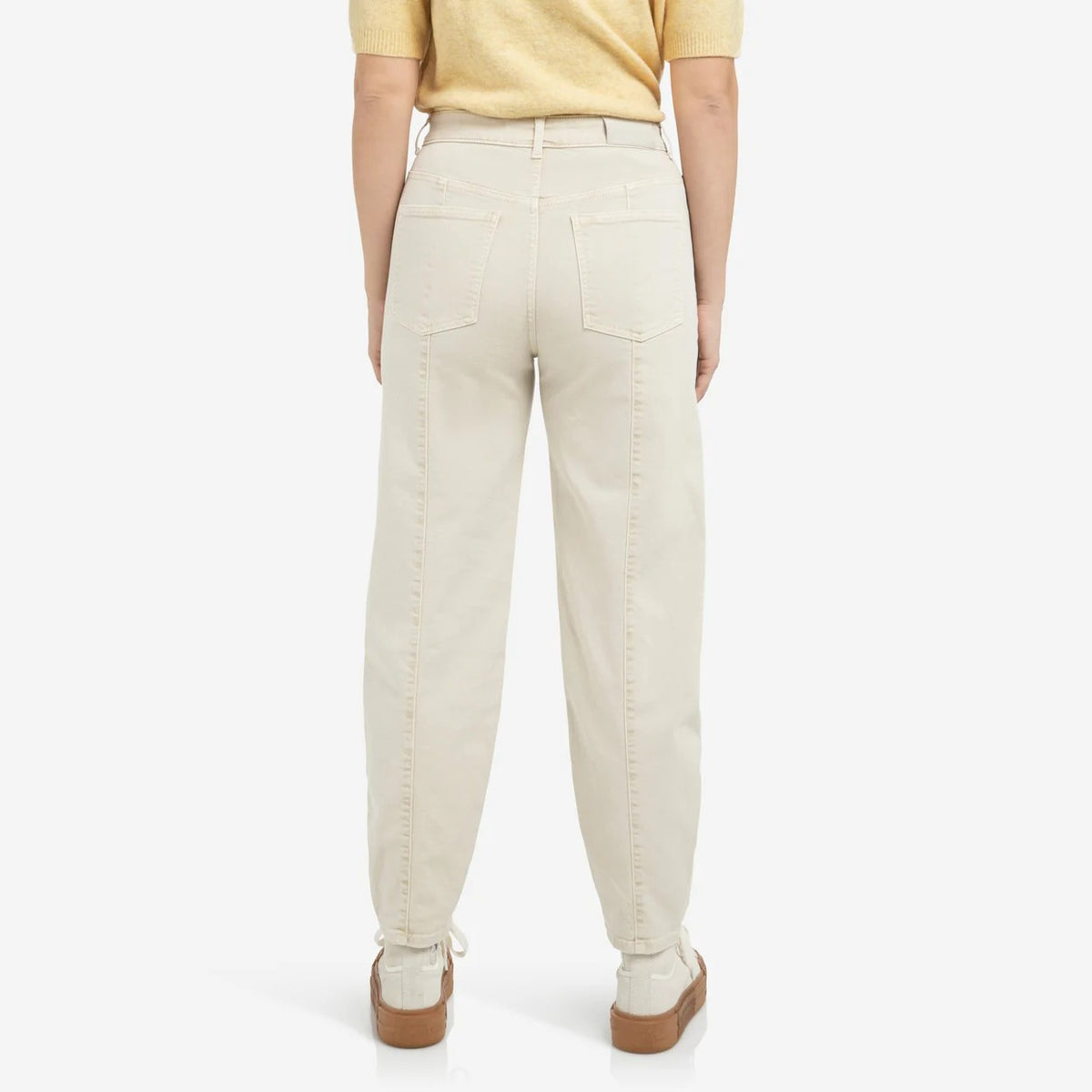 Barrel Jeans with Visible Seam Details