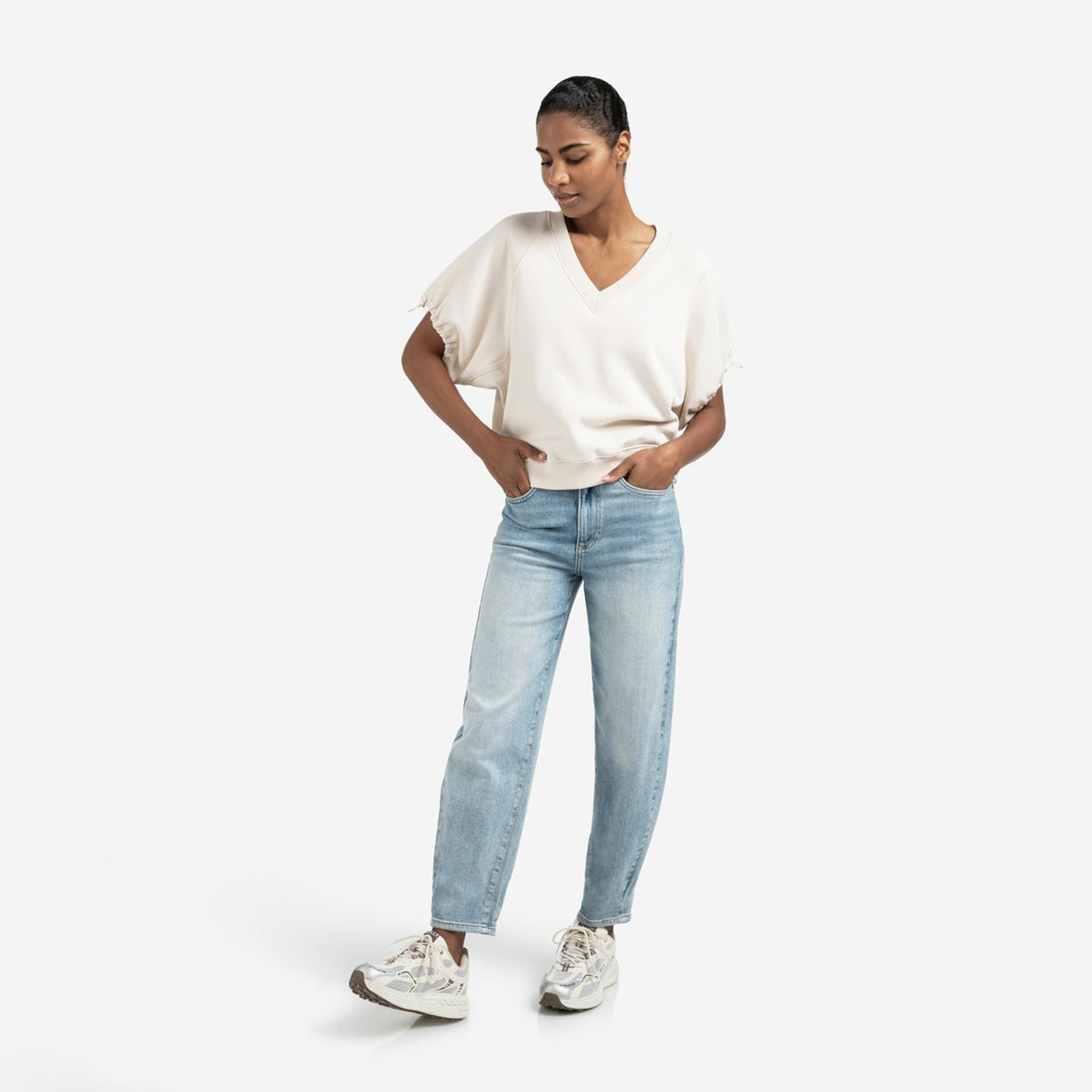 Loose-Fitting High-Waisted Jeans